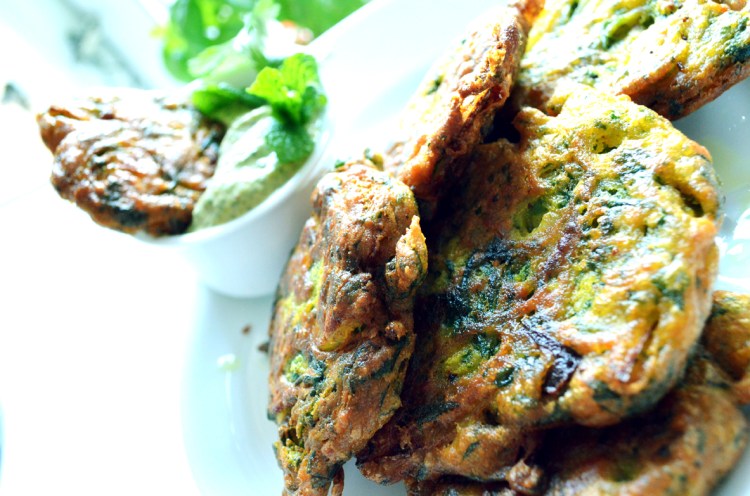 Indijski bhaji sa lukom i špinatom