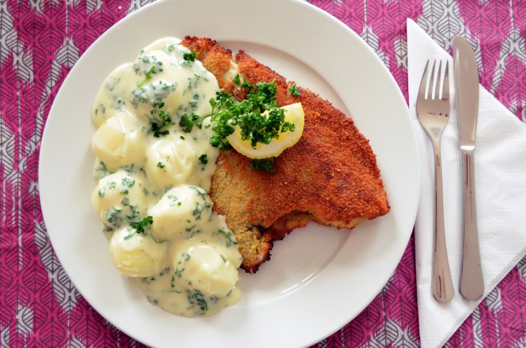 Pohovani iverak zlatopjeg (list) sa sosom od peršuna